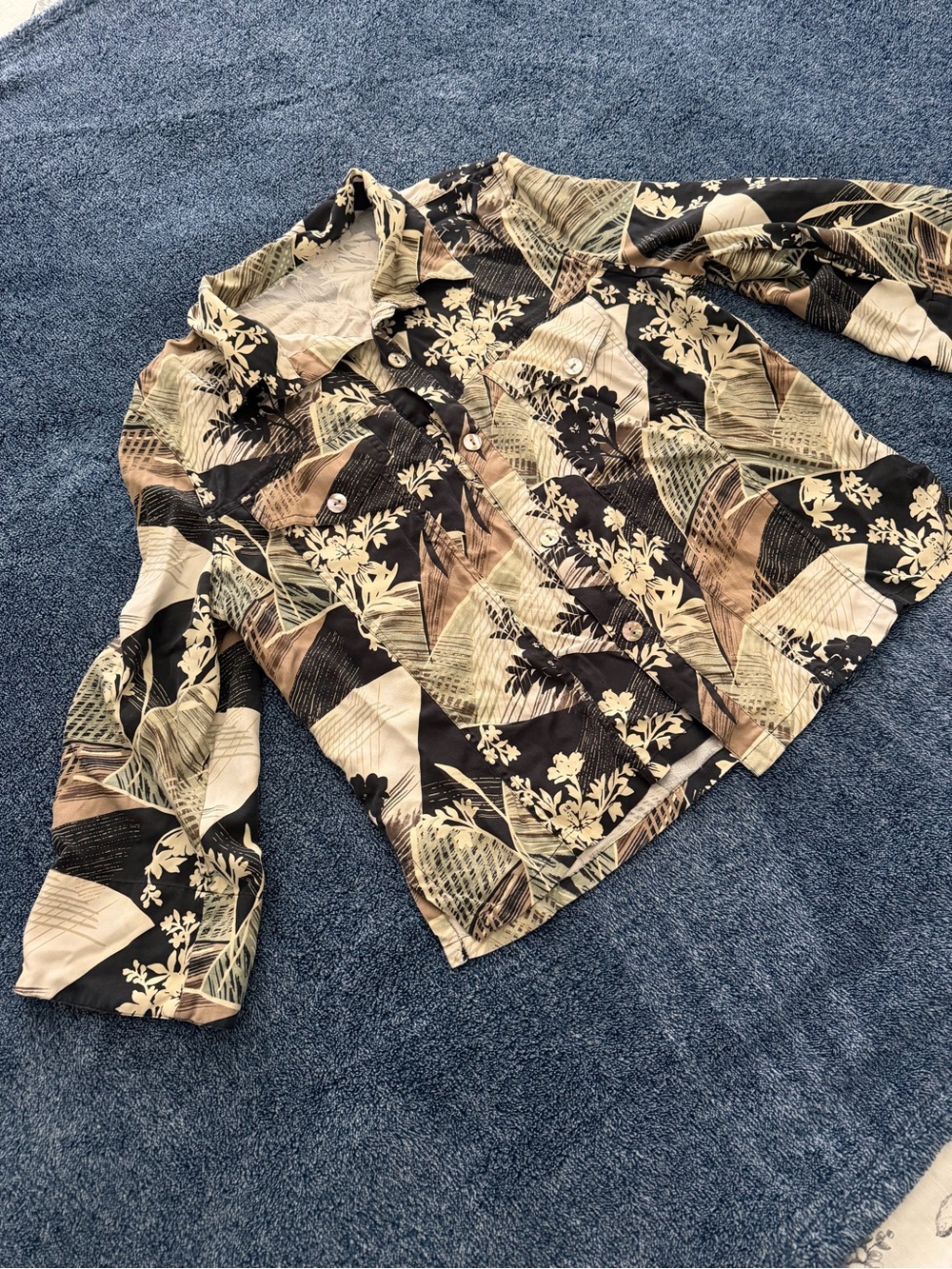 Casual Button-Up Shirt in Black and Tan Floral Print
